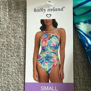 Kathy Ireland “Hawaiian Paradise” Swimsuit Size Small. NWT.